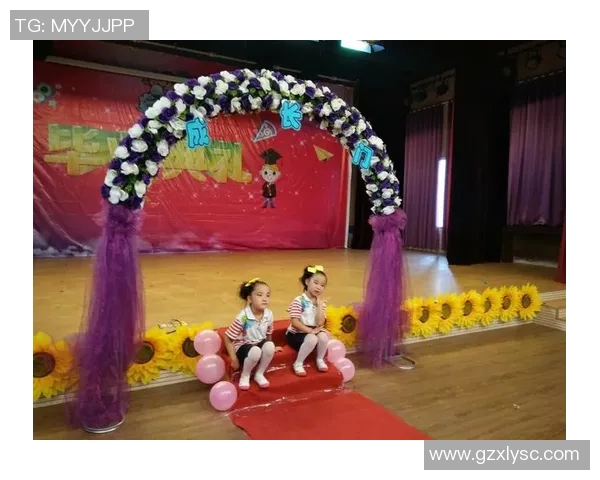 小小球星的梦想舞台幼儿足球明星海报展现童年激情与活力